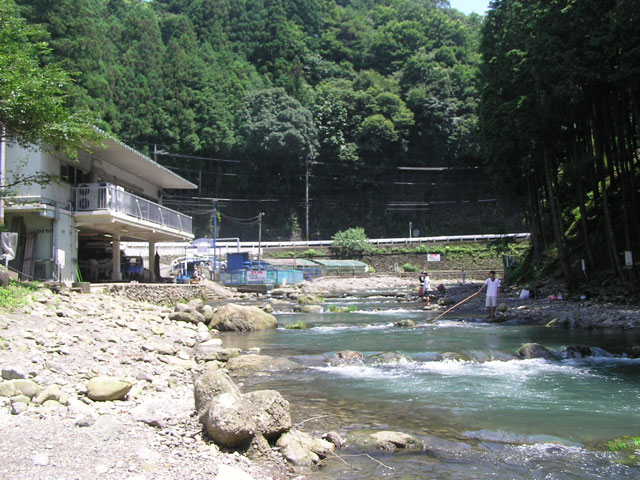 秋川国際マス釣場管理棟近く写真