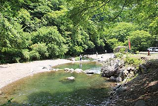 あしがくぼ渓谷国際釣場河岸は砂利で歩き易写真