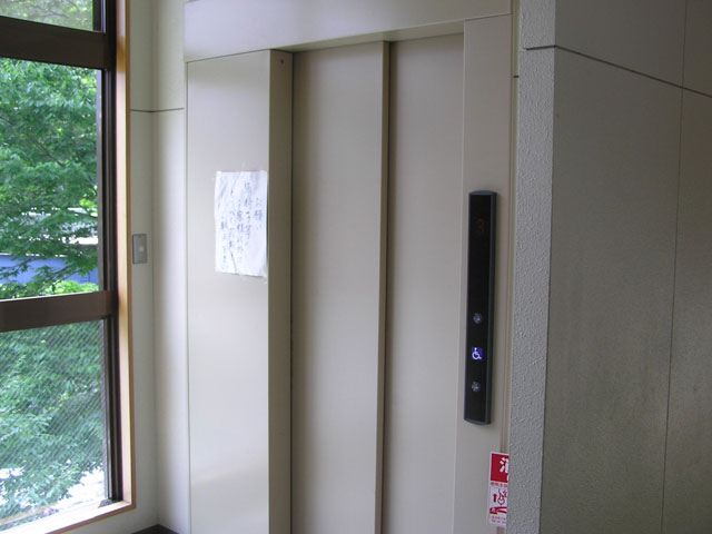 氷川国際ます釣場河川へはエレベーターも写真