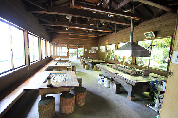 神川町矢納フィッシングパーク屋内に囲炉裏も写真