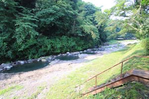 狩川渓谷ます釣り場河原は広い写真