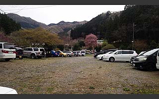 名草釣堀駐車場はゆったり写真