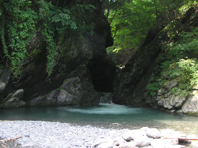日原渓流釣り場透明感ある滝写真