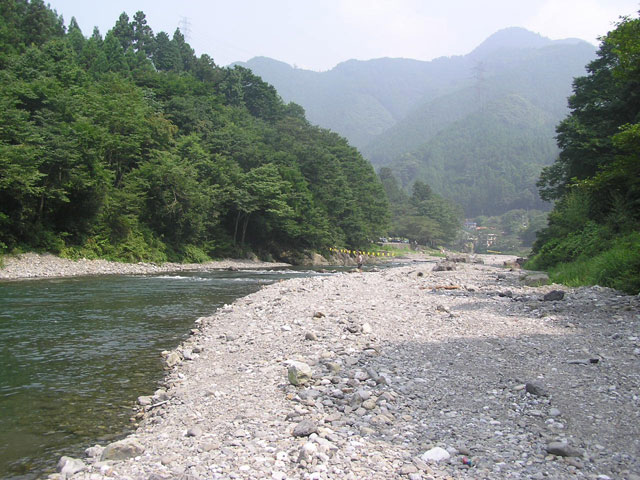 奥多摩フィッシングセンター広い河川敷が特徴写真