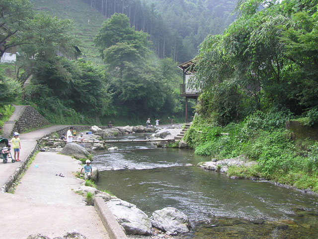 大丹波川国際虹マス釣り場河岸は歩きやすい写真