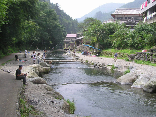 大丹波川国際虹マス釣り場両岸から釣りが可能写真