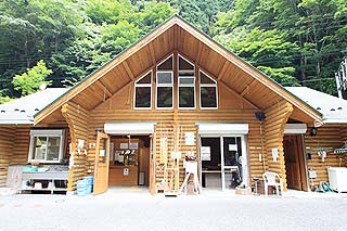 浦山渓流フィッシングセンターキャビン風の管理棟写真