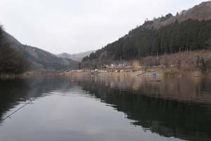 東古屋湖解禁時期は防寒対策写真